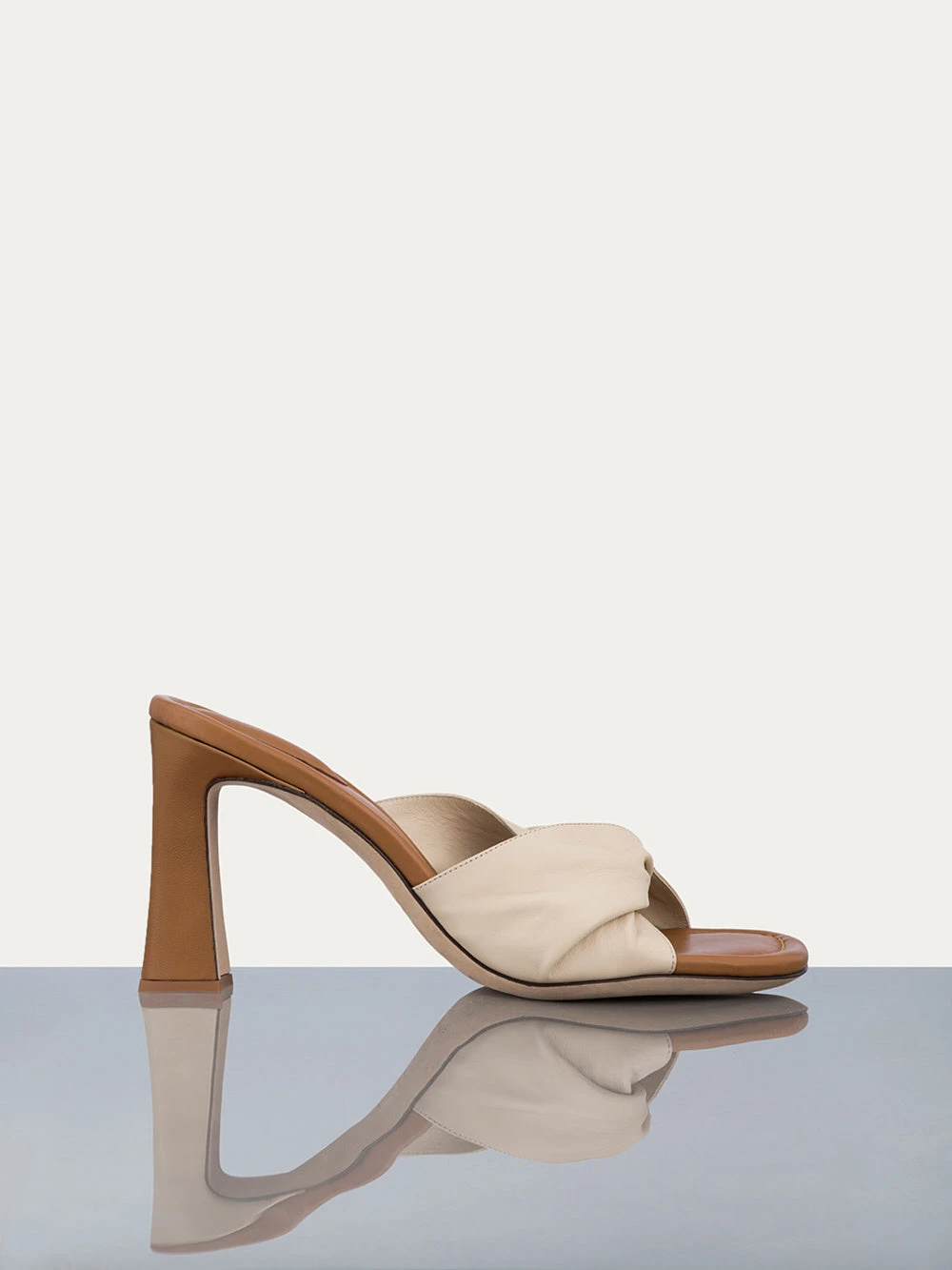 Le Carver Pump -- Bone 3 Le Carver Pump -- Bone