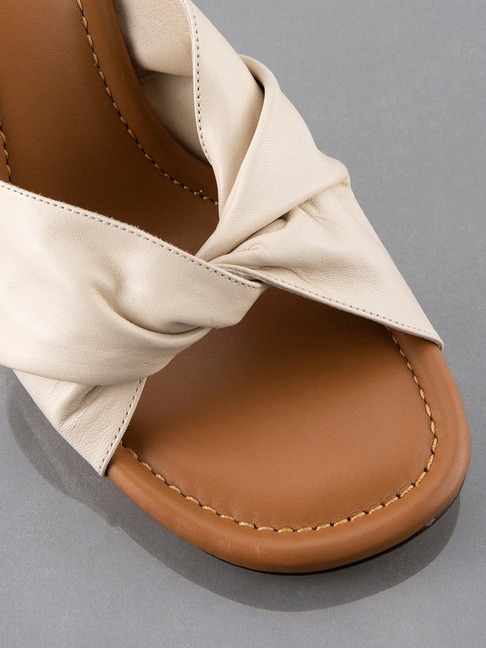 Le Carver Pump -- Bone 4 Le Carver Pump -- Bone - Image 2